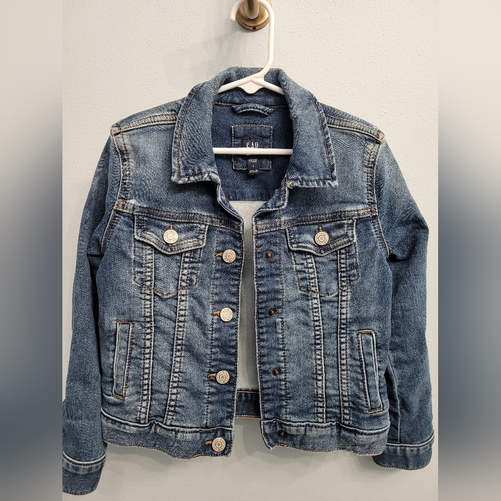 GAP Jean Jacket Girls Size small (6/7)